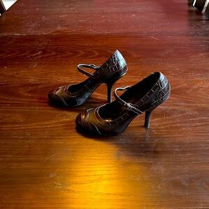 Bakers brown leather “Spectacular” spectator shoe.  Size 6.  Moderate wear.